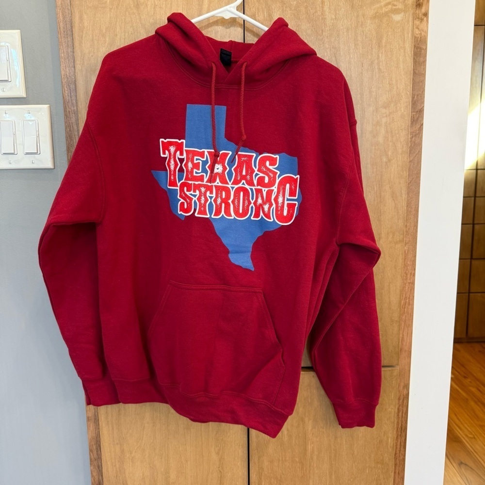 NEW⛱️Gildan - Red Texas Strong Graphic Hoodie - M